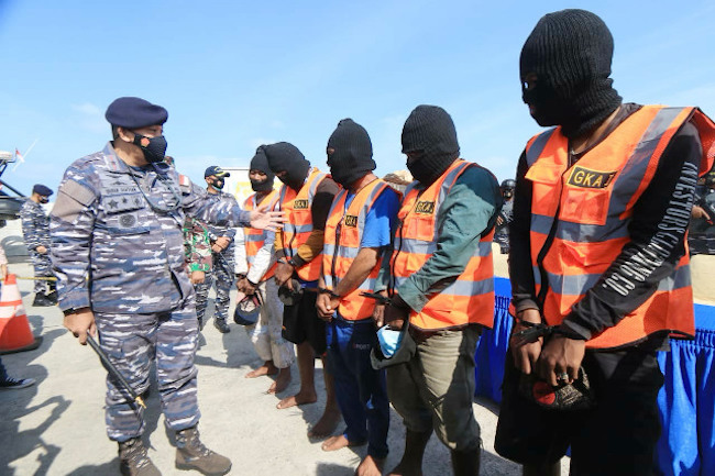 Danguskamla Koarmada I Laksemana Perrama Yayan Sofyan saat menunjukan lima tersangka perompakan kapal asing di Batam. Foto: Gatra.com