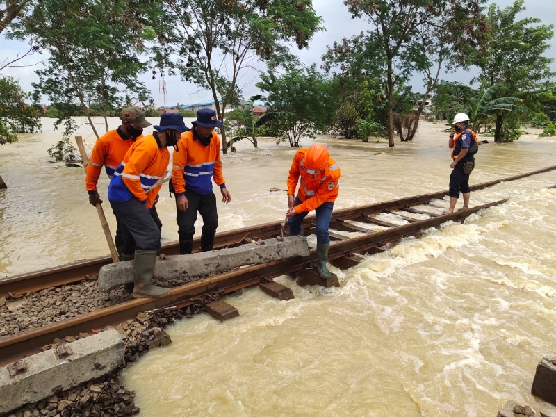 Jalur rel banjir