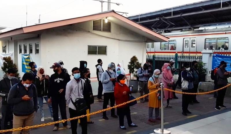 Antrean calon pengguna KRL di Stasiun Cikarang.