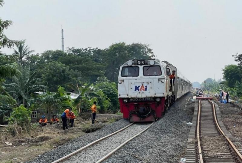 Kereta api sudah dapat melintas di jalur hilir, yang sebelumnya batu balas rel tergerus oleh banjir yang mengakibatkan rel menggantung.(istimewa)