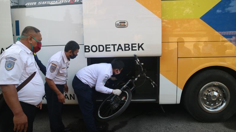 Bus Sehat DAMRI membawa sepeda penumpang. (foto:humasdamri) 