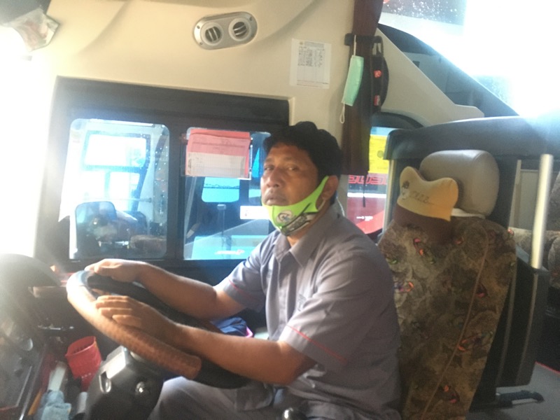 Misjoko (52) pernah mengalami kecelakaan 2 kali saat mengendarai bus tunggangannya. Foto: BeritaTrans.com