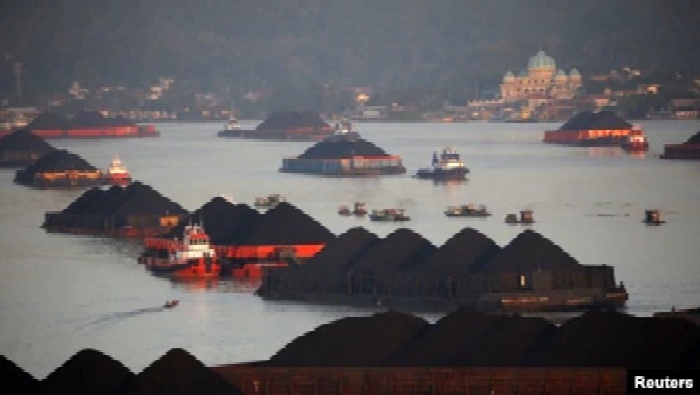 Tongkang batu bara terlihat sedang antre untuk ditarik di sepanjang sungai Mahakam di Samarinda, Kalimantan Timur, 31 Agustus 2019. (Foto: REUTERS/Willy Kurniawan)