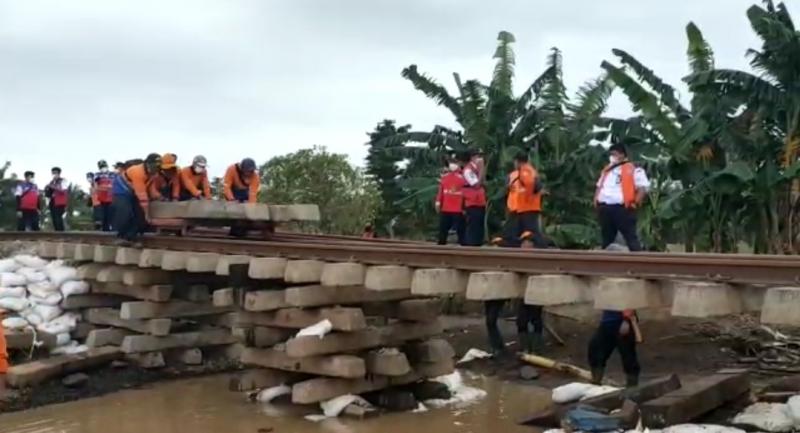 Perbaikan rel yang amblas akibat banjir.