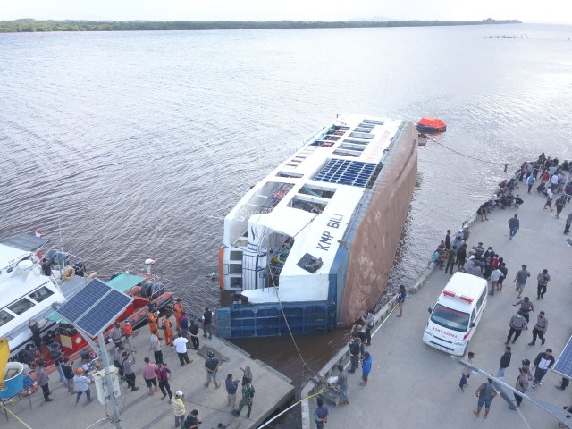 Kapal feri terbalik ketika hendak berlabuh di Sambas, Kalimantan Barat.