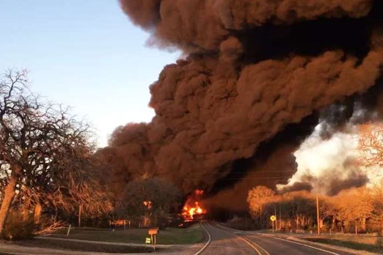 Asap mengepul dari api setelah ledakan yang disebabkan oleh kecelakaan antara kereta api dan kendaraan roda 18 dekat Cameron, Texas, pada Selasa (23/2/2021). (MILAM COUNTY SHERIFF CHRIS WHITE via NBC NEWS)