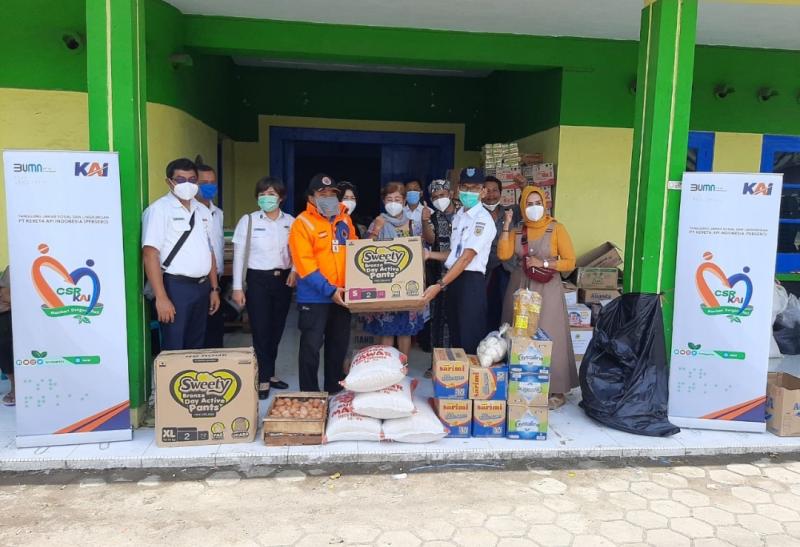 KAI Daop 4 Semarang menyerahkan paket bantuan kepada pengungsi banjir Pekalongan. 