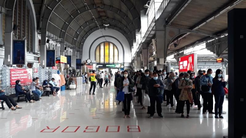 Antrean panjang ini sudan membuat tiga barisan di dalam gedung Stasiun JakartaKota. Mereka dengan sabar menanti giliran unutk memasuki peron. Foto: BeritaTrans.com dan Aksi.id.