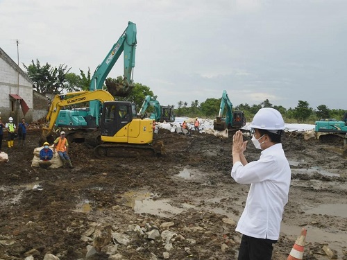 Presiden Joko Widodo saat meninjau alat berat menguruk lokasi banjir. (Ist.)