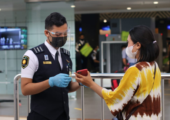 Personel bandara saat pengecekan penumpang di bandara Angkasa Pura I