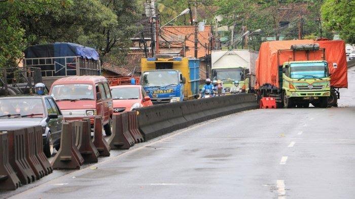 Truk kontainer mengalami patah pada gandengan yang menyebabkan kemacetan panjang di Jalan Gatot Subroto Kabupaten Semarang, Jawa Tengah, Kamis (25/02/21). Foto: Tribunnews.com