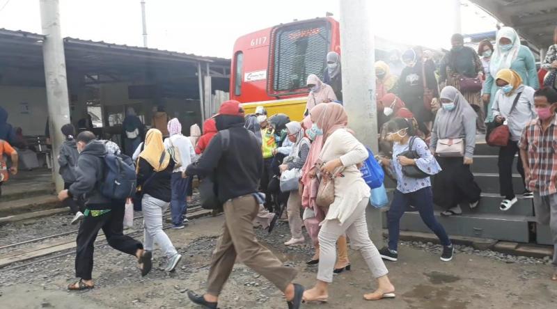 Pekerja-pekerja itu tiba di Stasiun Tambun untuk pulang ke rumah masing-masing setelah seharian bekerja di Jakarta.. Foto: BeritaTrans.com dan Aksi.id