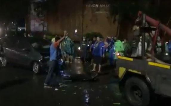 Petugas mengevakuasi kendaraan yang ringsek ditabrak truk boks bermuatan aki yang rem blong di Jalan Prof Hamka Ngaliyan, Kota Semarang, Kamis (25/2/2021). (Foto: iNews/Wisnu Wardhana)  Artikel ini telah tayang di jateng.inews.id dengan judul 