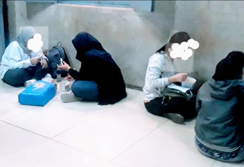 Calon penumpang KRL memilih makan sambil lesehan di Stasiun Manggarai. Foto: BeritaTrans.com dan Aksi.id