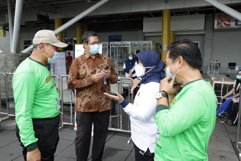 Inayatur sebagai Plt OP Priok saat berbincang dengan Syahbandar Capt Wisnu Handoko dan GM IPC cabang Tanjung Priok Guna Mulyana 