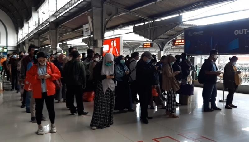 Antrean pengguna KRL di Stasiun JakartaKota.