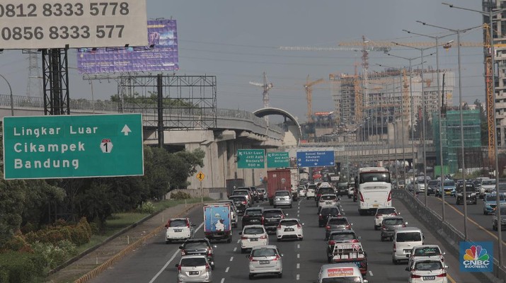 Ratusan kendaraan mobil melintas diruas jalan tol Cawang-Grogol, Jakarta.