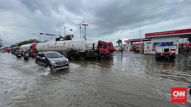 Jalur Pantura ke arah Demak, masih tergenang banjir dengan ketinggian 80 Cm.