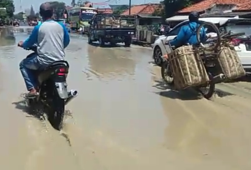 Semakin siang, air semakin deras menggenangi permukaan  jalan Pantura. Hingga pukul 13.00 jalan Pantura arah Jakarta masih bisa dilalui kendaraan. Foto: BeritaTrans.com dan Aksi.id.