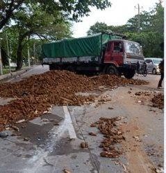 Kecelakaan antara tronton muatan gandum dan truk muatan singkong di tanjakan Jalan Perintis Kemerdekaan, Banyumanik, Kota Semarang, Sabtu (27/2/2021). (Istimewa)
