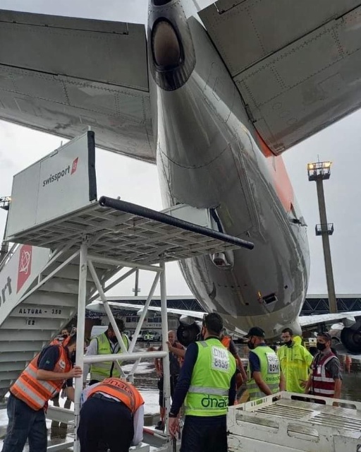 Tangga bergerak tanpa jaminan terlempar ke bagian bawah-belakang badan pesawat GOL 737-800 saat terjadi badai yang kuat. Foto: Twitter @breakingavnews.