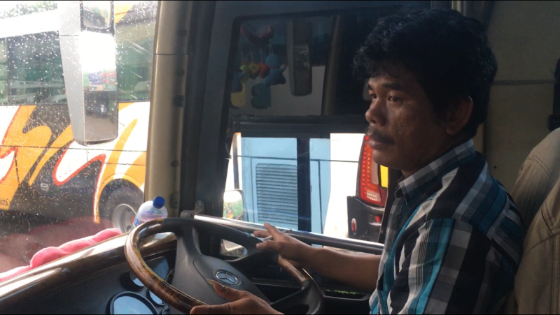 Erik Sitepu (42) pengemudi bus AKAP Adhi Prima tujuan Palembang-Jakarta, Jumat (26/2/2021). Foto: BeritaTrans.com