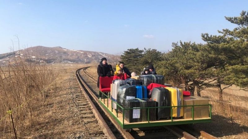 Sejumlah diplomat Rusia dan keluarga mereka harus mendorong troli sepanjang satu kilometer untuk melalui perbatasan Korut. (RUSSIAN FOREIGN MINISTRY/FACEBOOK) 