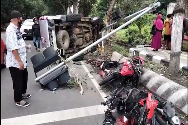 Kecelakaan maut terjadi di Jalan Raya Kecamatan Gurah, Kabupaten Kediri, sebuah mobil empat langkah menabrak tiga pengendara sepeda motor, dua korban tewas. Foto/iNews TV/Afnan Subagio