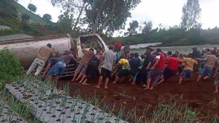 Proses evakuasi truk Tanki air di kebun sayur dekat Candi Cetho Karanganyar pada Minggu (28/2/2021).