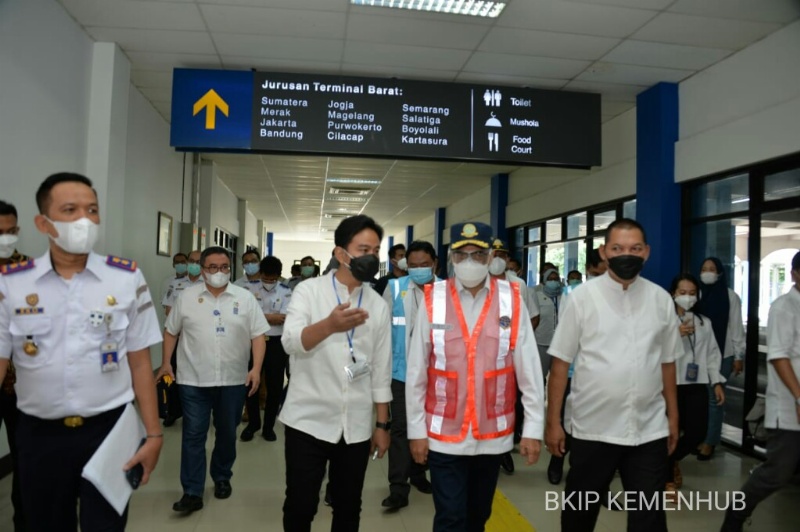 Menhub dan Walikota Solo di Terminal Tirtonadi Solo, Ahad (28/2/2021)