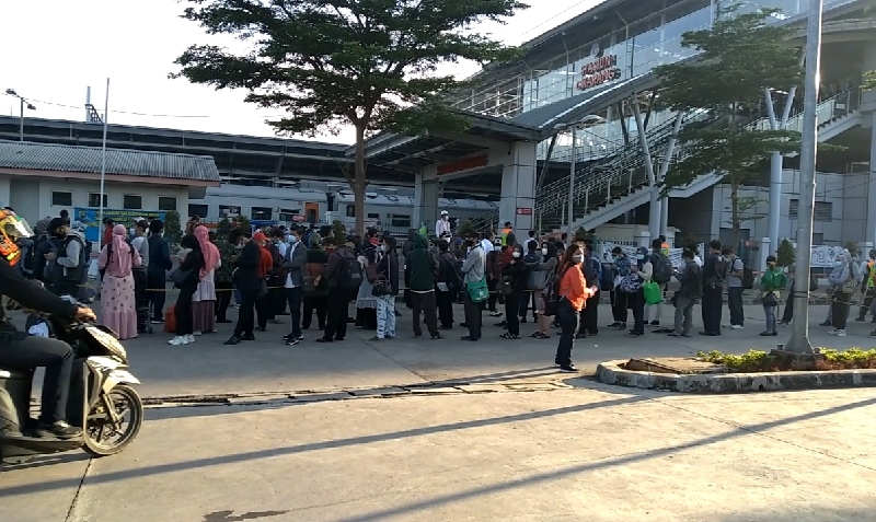 Penumpukan calon penumpang di Stasiun Cikarang (foto:BeritaTrans.com/ahmad) 