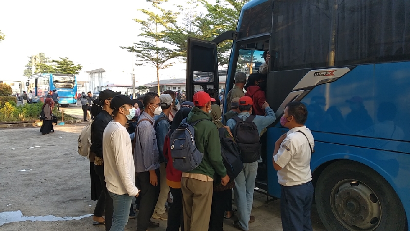 Penumpang Bus gratis BPTJ di Stasiun Cikarang (foto:BeritaTrans.com/ahmad) 