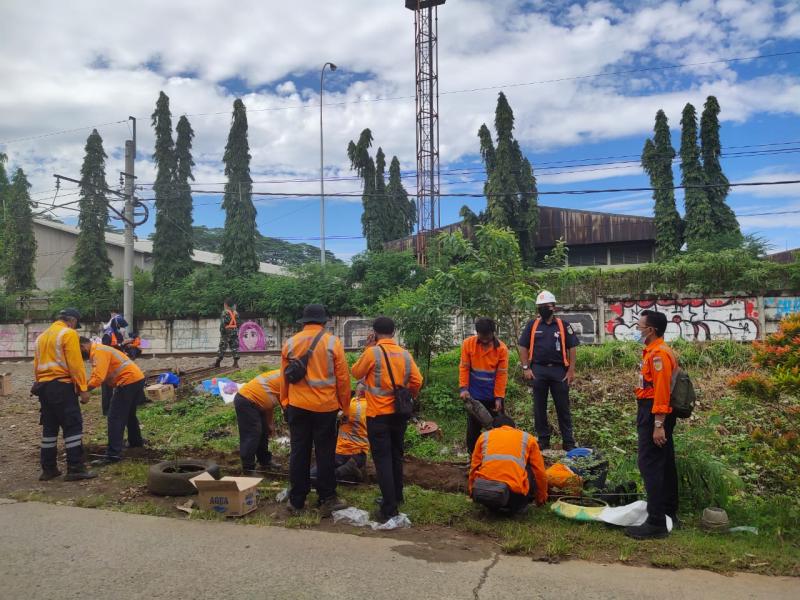 Penertiban jalur rel petak antara Stasiun Nambo-Cobinong.