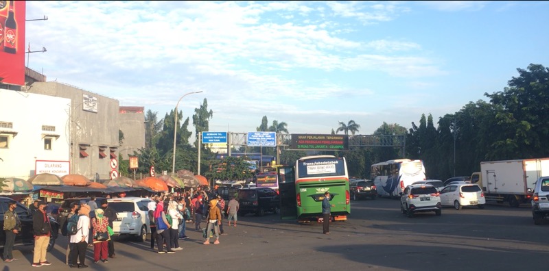 Bus Kota yang tengah menunggu penumpang di depan Gerbang Tol Bekasi Timur, Senin (1/3/2021). Foto: BeritaTrans.com