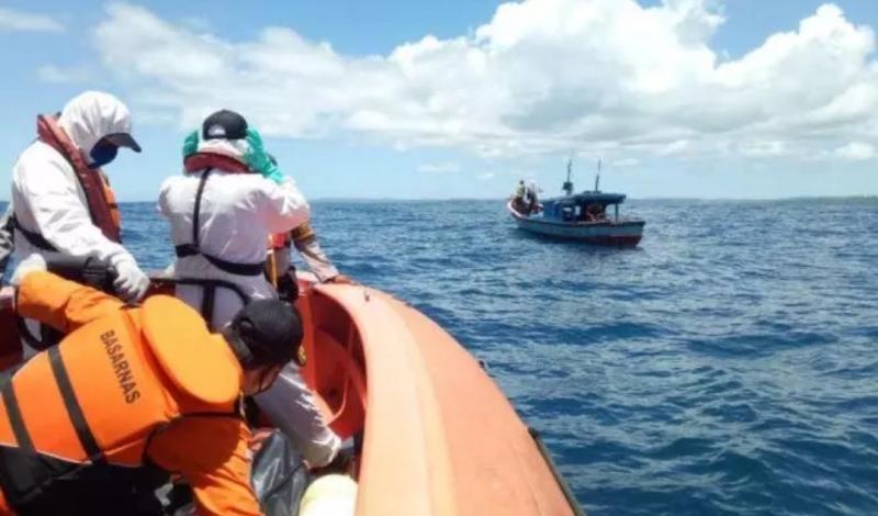 Tim SAR Mentawai menyelamatkan empat awak Kapal Nikmat Pemberian Tuhan yang mati mesin, Senin (1/3/2021). (Foto: MNC Portal/Rus Akbar)