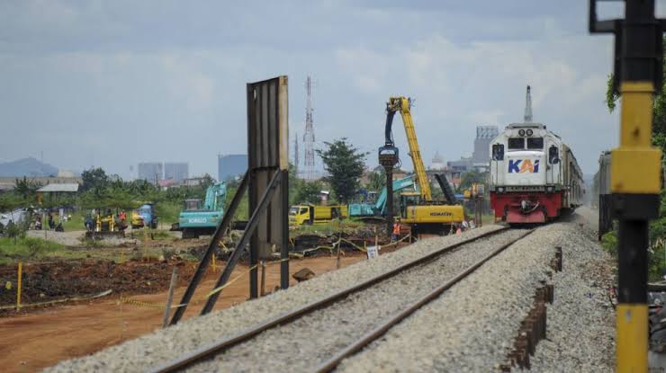 Alat berat di proyek pengerjaan jalur KA ganda Kiaracondong-Cicalengka. Foto: Antaranews.com