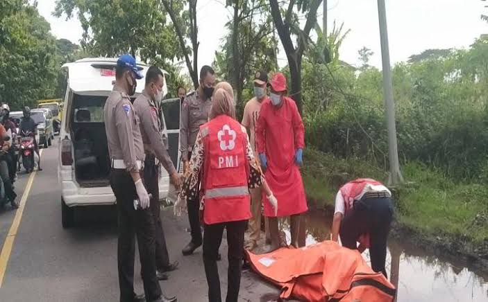 Polisi bersama relawan PMI dan PSC 119 Sukowati mengevakuasi korban kecelakaan lalu lintas di jalan Sragen-Ngawi, tepatnya di Jatisumo, Sambungmacan, Sragen, Senin (1/3/2021). Foto: Solopos.com