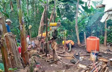 Proses pekerjaan pembuatan sumur bor di Desa Cikalong, Cikalongwetan.(Dok. PT Kereta Cepat Indonesia China (KCIC)