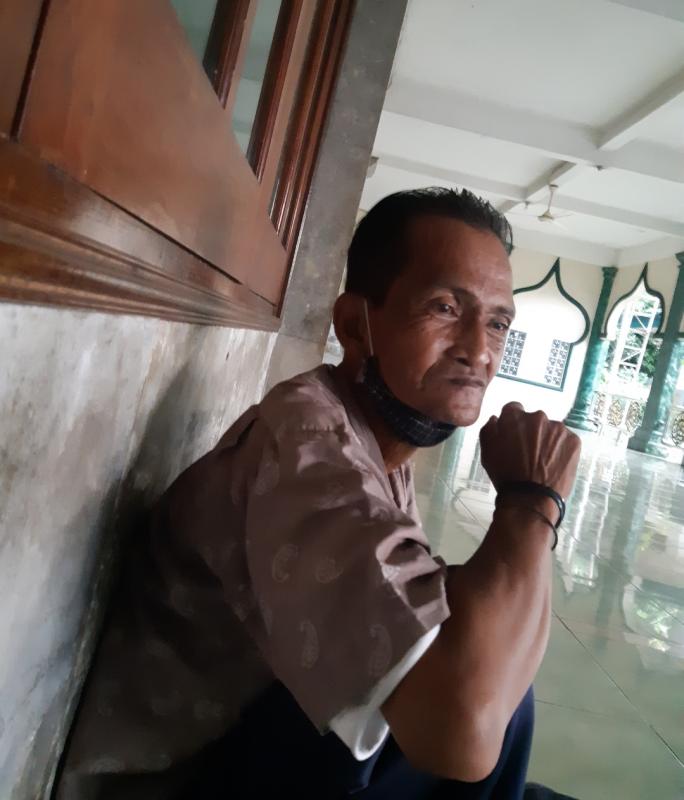 Baruddin saat selesai beribadah di Masjid kawasan Bekasi.