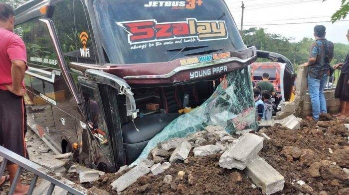Bus Sudiro Tungga Jaya mengalami pecah kaca pada bagian depan dalam kecelakaan lalulintas di Desa Ngasinan, Kecamatan Susukan Kabupaten Semarang, Senin (1/3/2021). Foto: Tribunjateng.com