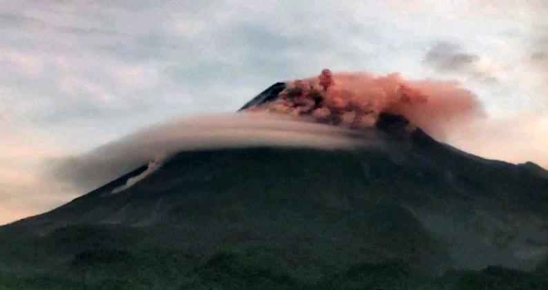 Gunung Merapi dua kali meluncurkan awan panas guguran ke arah barat daya sejauh maksimum 1.900 meter. (foto Dok BPPTKG)