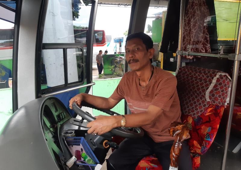 Jajang sopir bus tujuan Bandung-Bekasi. 