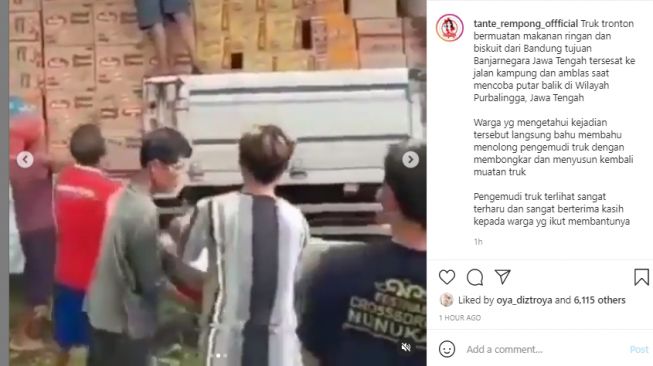 Warga bergotong royong membentuk barisan estafet untuk mengangkuti kardus-kardus biskuit muatan truk asal Bandung itu.