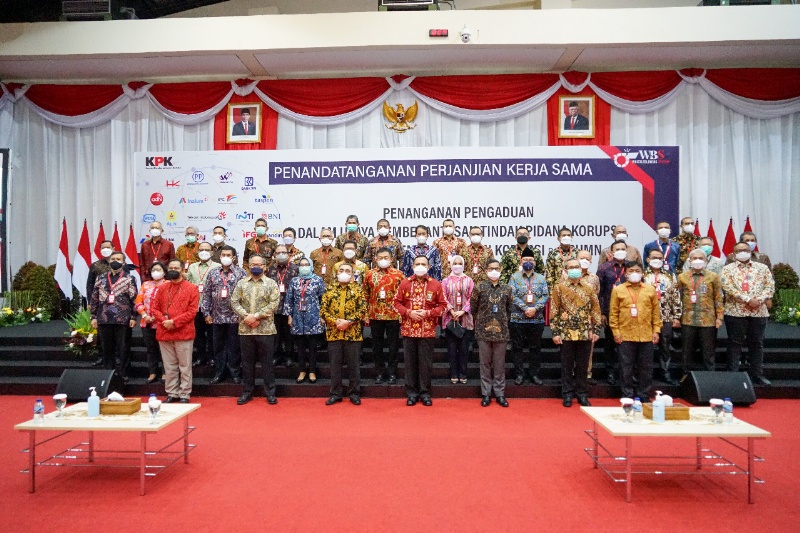 Foto Bersama Ketua KPK Firli Bahuri dan Direktur BUMN saat penandatanganan Kerja sama Penanganan Pengaduan Tindak Pidana Korupsi Terintegrasi di Aula Gedung Juang KPK Jakarta pada Selasa, 2 Maret 2021