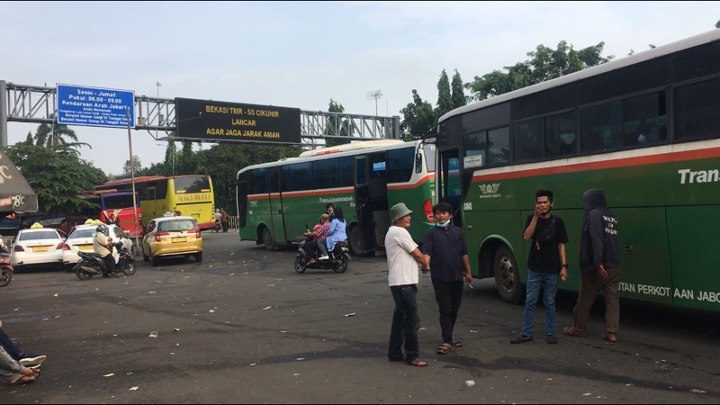 Bus Kota berbaris yang tengah menunggu penumpang di depan Gerbang Tol Bekasi Timur, Rabu (3/3/2021).