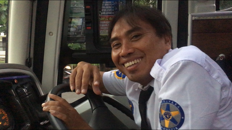 Imam, pengemudi bus 27 Trans Java Executive Class tujuan Malang-Cileungsi. Foto: BeritaTrans.com