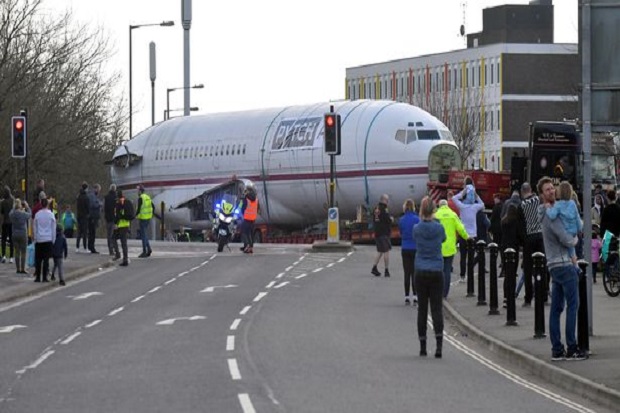 Sebuah pesawat Boeing 727 diangkut truk melintasi jalan raya di Inggris dan membuat lalu lintas lumpuh. Foto/Bristol Live
