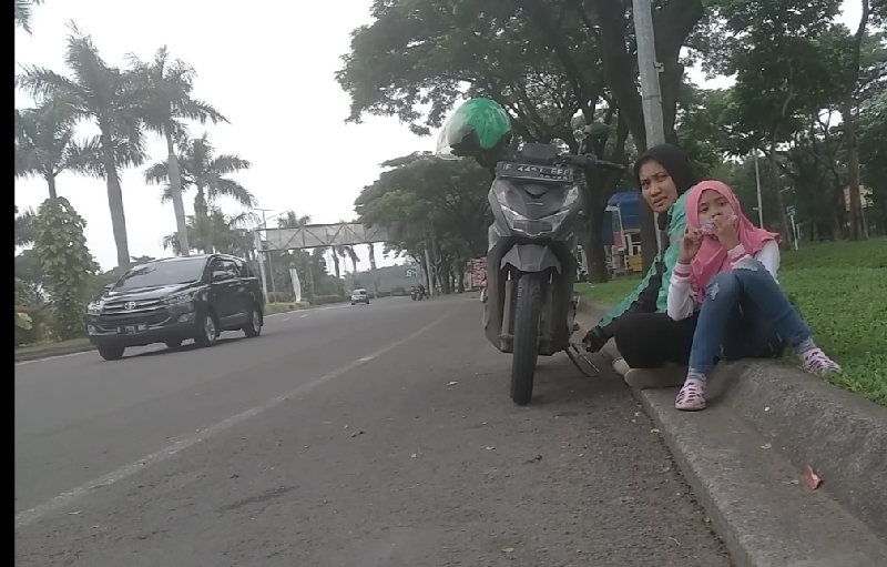 Asri, driver ojol bersama anaknya di Harapan Indah Bekasi dari rumahnya di daerah Bojong Gede, Bogor