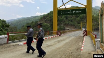 Polisi Myanmar memeriksa sebuah jembatan di negara bagian Chin Myanmar, dekat perbatasan dengan India, 10 Mei 2016. Foto: VOAIndonesia.com