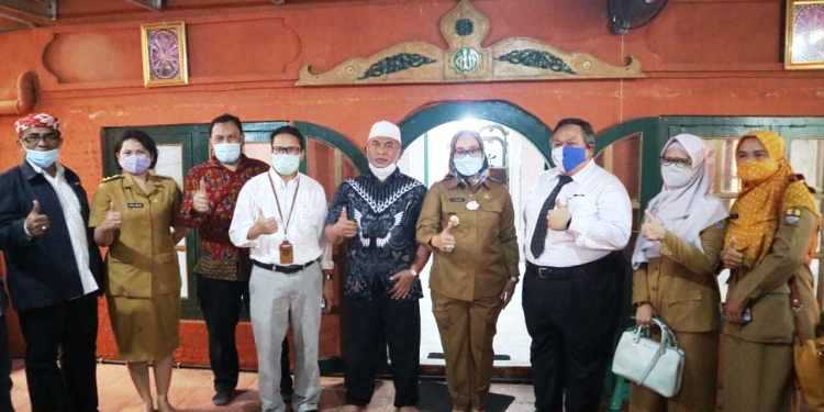 Wakil Wali Kota Cirebon, Dra. Hj. Eti Herawati bersama Kepala Kantor Perwakilan (KPw) Bank Indonesia (BI) Cirebon, Bakti Artanta, Ketua At Taqwa Center, Ahmad Yani foto bersama di Tajug Jagabayan  Kota Cirebon. (Ist.)